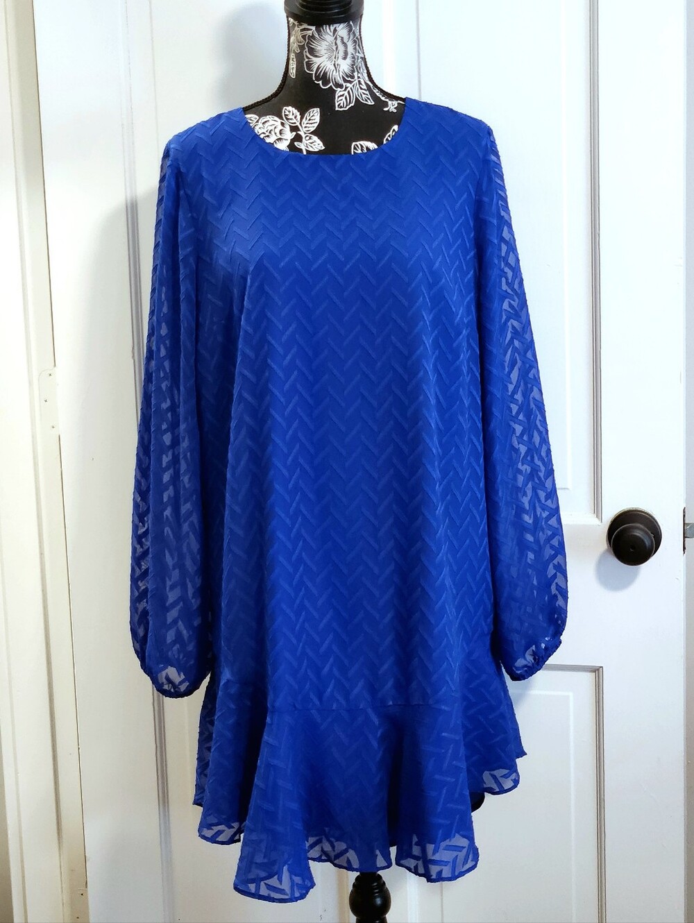 🆕️ 💙BCBG MaxAzria💙 - Blue Sapphire Ruffled Hem L/S Textured Dress
